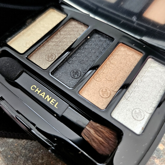 Chanel LUMIERE GRAPHIQUE Eyeshadow Palette 151.097 NIB!  $88 MSRP .15 oz - Picture 3 of 5